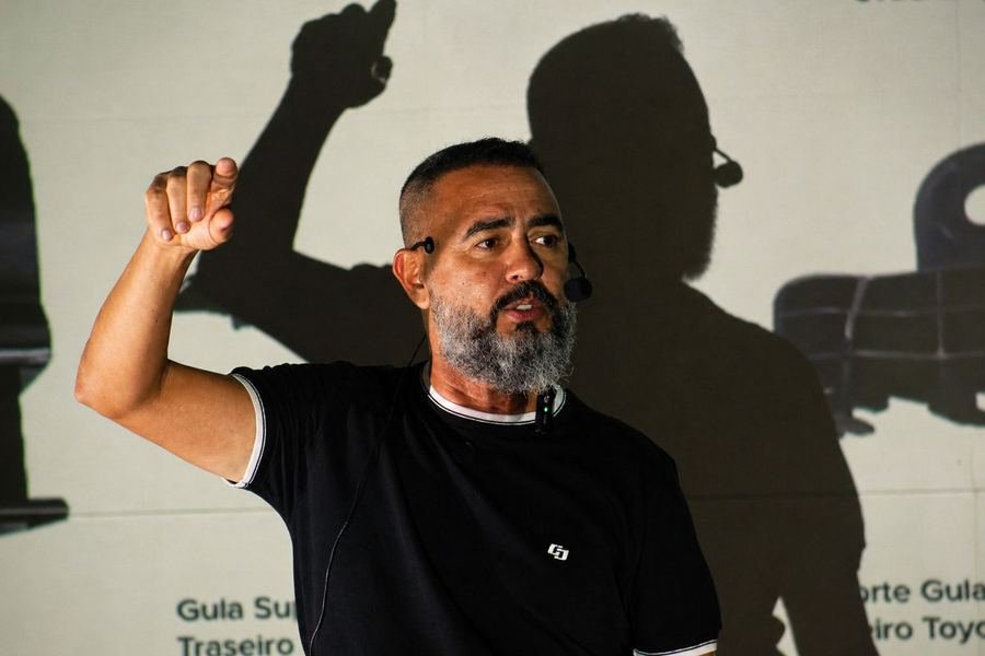 Roni Meireles falando para donos de desmonte